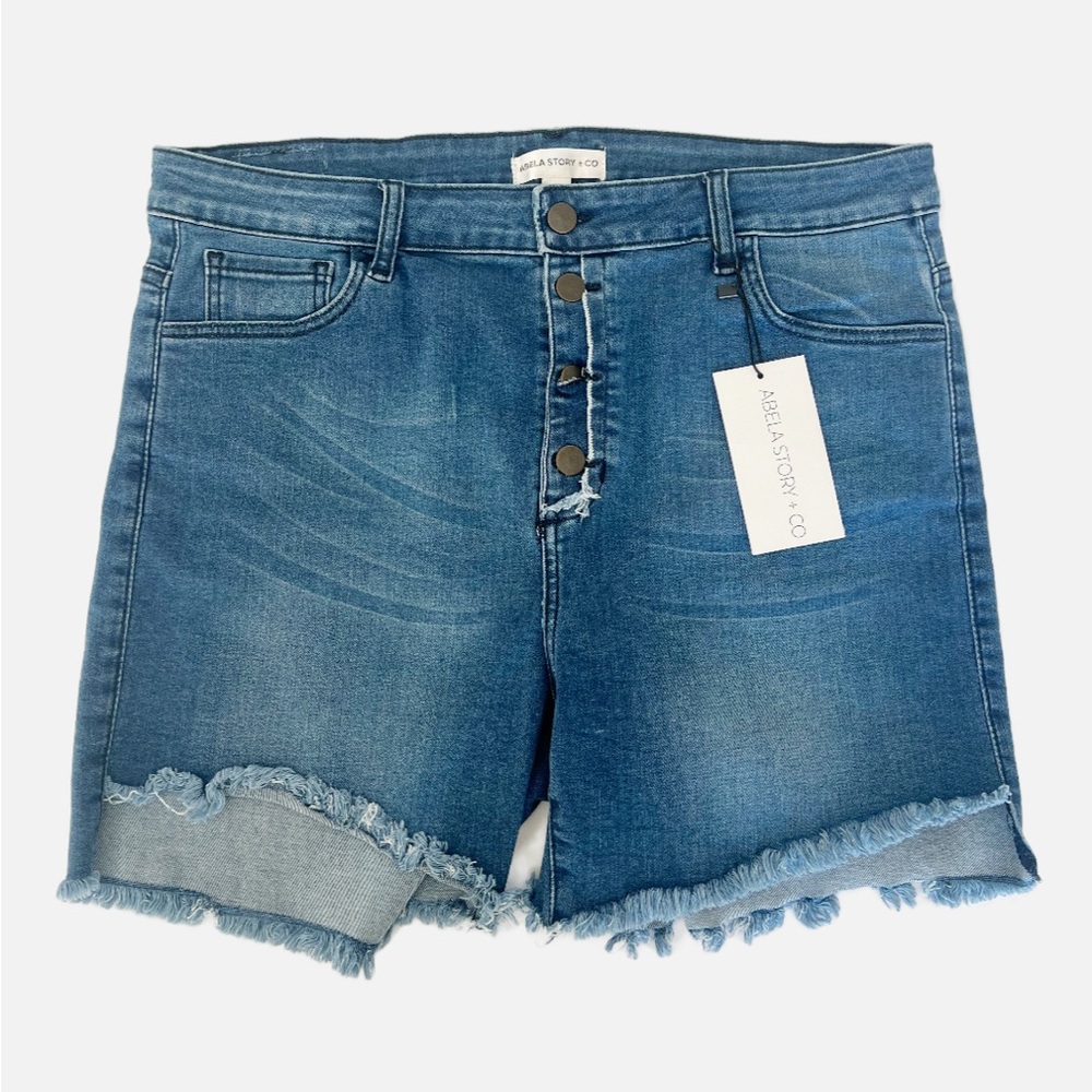 NWT Abela Story Button Front Short.  size L